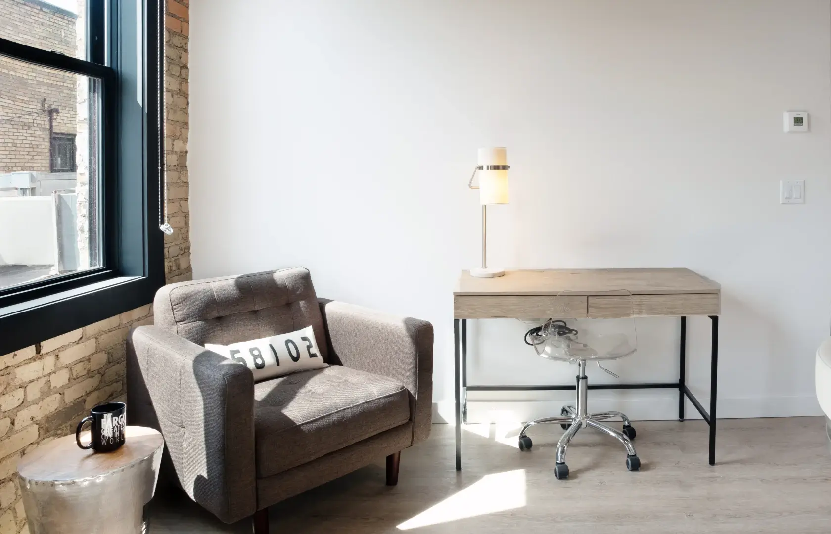 Bostad interior featuring a chair and desk in a room.